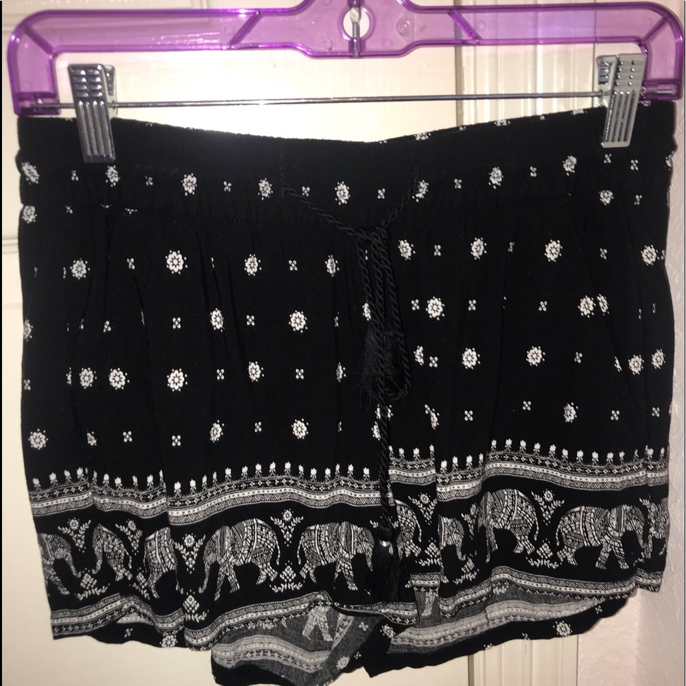 Black and white elephant drawstring shorts🐘